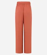 Pantalón wide leg de cintura alta, confeccionado en viscolino color blanco, con trabillas en la cintura, elástico atrás de la cintura, cierre tradicional, pliegues y cinturón de cuerda.