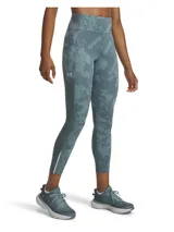 Calza deportiva Under Armour de tiro alto, confeccionada en tejido HeatGear de secado rápido con estampado camuflado en tonos azulados. Presenta paneles laterales lisos con perforaciones láser para mayor transpirabilidad, bolsillo lateral y detalles reflectantes en la parte inferior de la pierna.