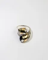 Anillo de plata 925 con dublé de oro y circonias azules.