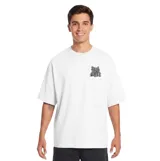 Remera blanca de manga corta, con corte holgado y diseño de estampa pequeña en el pecho.