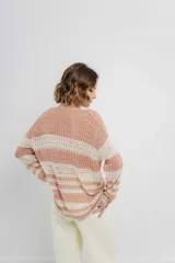 Sweater tejido a crochet con rayas horizontales anchas en color rosa viejo y crudo, escote en V y corte recto.