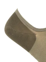 Calcetín de corte bajo en color verde oliva, confeccionado en fibra de bambú con puntera y talón reforzados en un tono más oscuro.