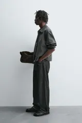 Sobrecamisa regular fit color gris oscuro, confeccionada en tejido con viscosa. Presenta cuello solapa, manga larga con puño abotonado, bolsillos de vivo en la cadera y cierre frontal con cremallera.