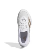 Championes deportivos Adidas modelo Gamechaser, color blanco con detalles en tono metálico. Presentan un diseño de malla transpirable con refuerzos sintéticos, cordones frontales y suela con tecnología de amortiguación.