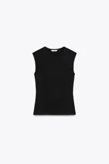 Top blanco de manga sisa con cuello redondo y corte ajustado al cuerpo.