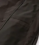 Campera bomber azul con cuello alto, cierre frontal con cremallera, bolsillos laterales y puños y cintura elastizados.