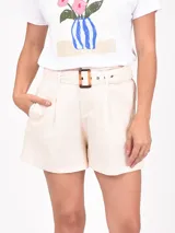 Short de vestir color verde oliva, de tiro alto, con pliegues frontales y cinturón con hebilla cuadrada marrón.