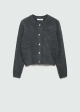 Cardigan de punto gris con cuello redondo y manga larga. Presenta un cierre frontal con botones dorados con textura efecto joya y un diseño de corte recto.