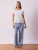 Remera combinada blanca, marca Rio & Rian, con cuello a la base y mangas cortas con aplique calado y broderie.