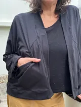 Kimono de lycra de algodón negra, de calce amplio con mangas largas y bolsillos laterales.