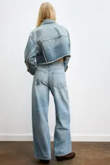 Jeans de mujer tiro alto, color celeste claro lavado, con cinco bolsillos y pierna extra ancha y larga.