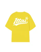 Remera rosa de corte holgado con estampado trasero de la palabra "Ittai" en blanco con una estrella.