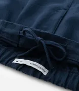 Bermuda masculina texturizada color azul marino, confeccionada en algodón, con elástico y lazo en la cintura, y bolsillos laterales.