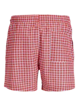 Short de baño rojo con estampado geométrico, cintura elástica con cordón de ajuste naranja y bolsillos delanteros.