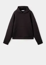 Hoodie oversize negro con capucha, manga larga y bolsillo frontal tipo canguro.