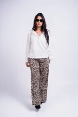 Pantalón palazzo con estampado animal print de leopardo en tonos marrón y negro.