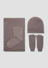Guantes de punto tejido en color marrón topo, con puños acanalados elásticos y diseño clásico de cinco dedos.
