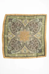 Pañuelo de forma cuadrada con estampado paisley en tonos verdes, tostados y marrones, con bordes en tono mostaza.