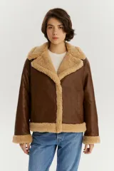 Campera de estilo aviador en color marrón, confeccionada en cuero sintético con interior y detalles de corderito en color beige en cuello, puños y ruedo.