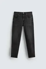 Jeans de hombre, corte skinny y largo cropped, color negro lavado. Presenta cinco bolsillos y cierre frontal con cremallera y botón.