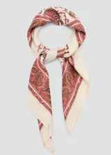 Pañuelo cuadrado de poliéster, con diseño estampado de motivos florales y guarda perimetral en tonos rojos y marrones sobre fondo beige.