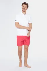 Short de baño liso color verde esmeralda, con cintura elástica y cordón ajustable.