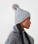 Gorro de punto texturizado color gris con dobladillo y pompón superior de pelo sintético.