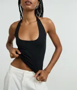 Blusa frente única de microfibra color beige, con escote cuadrado y breteles que se ajustan al cuello. Diseño sin mangas y espalda descubierta.