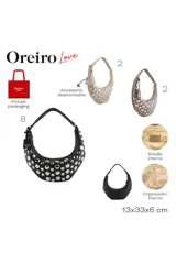 Cartera tipo hobo de Las Oreiro en color beige, con diseño de media luna y decorada con tachas metálicas plateadas en toda su superficie frontal. Incluye una correa fija y un dije colgante con el logo de la marca.