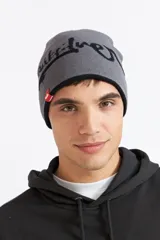 Gorro beanie reversible de punto, color negro con inscripción de la marca en gris en un lado y diseño liso en el otro. Cuenta con una pequeña etiqueta roja con el logo de Quiksilver.