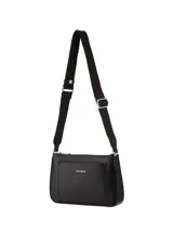 Morral bandolera de diseño rectangular en color negro, confeccionado en material sintético con acabado liso. Cuenta con un bolsillo frontal plano, cierre superior con cremallera y una correa larga ajustable de cinta tejida con herrajes metálicos plateados. Incluye el logo de la marca estampado en la parte frontal.