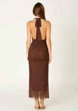 Vestido midi color chocolate con escote halter profundo y diseño ajustado con frunces en la zona del torso. Confeccionado en tejido de malla semitransparente.