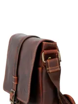 Maletín de cuero engrasado marrón con solapa frontal, tira vertical con hebilla metálica y correa ajustable para el hombro.
