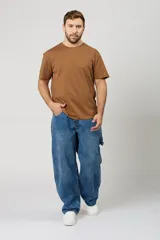 Jean de corte baggy con diseño carpintero, confeccionado en denim azul clásico. Presenta un ajuste holgado, tiro medio y bolsillos laterales utilitarios característicos del estilo carpintero.