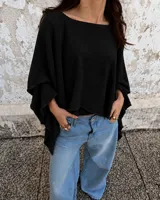 Poncho de tejido de punto color negro, con escote redondo amplio y diseño amplio de mangas murciélago.