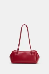Bolso de hombro en formato alargado de diseño minimalista, con doble asa larga y cierre imantado. Cuenta con un bolsillo interior con cremallera.