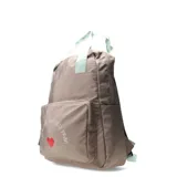 Mochila urbana color beige con correas de mano en color verde agua. Presenta un bolsillo frontal con cierre y una estampa con la frase 'red lipstick and glossy brain' junto a un corazón rojo.
