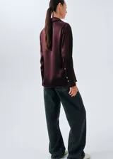 Camisa de seda de mora con acabado satinado, corte oversize, cuello camisero y cierre frontal de botones ocultos.