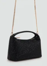 Bolso de mano tipo baguette, color negro, cubierto de pedrería brillante. Presenta un diseño estructurado con asa corta integrada y cierre superior.