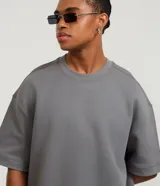 Remera oversize de algodón color gris, con cuello redondo, manga corta y sisa desplazada, de la marca Blue Steel.