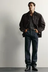 Jeans slim straight fit confeccionados en denim de algodón de origen italiano. Presentan un diseño de cinco bolsillos, tiro bajo, pierna recta y cierre frontal de botonadura.