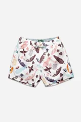 Short de baño blanco con estampado de hojas de palmera, piñas y sandías en tonos pastel.