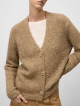 Cárdigan de punto en color camel, con cuello en pico, manga larga y cierre frontal mediante botones. Presenta un diseño de tejido grueso con acabado en canalé en los puños y el bajo.