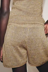 Shorts de tejido rústico en tonos tierra con tiro medio, cintura elástica con cordón de ajuste y detalles de ribetes a tono en los bajos.