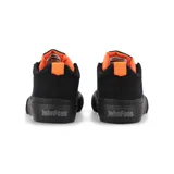 Zapatillas náuticas John Foos 176 Blend unisex, de lona Trucker negra de alta resistencia, con apliques de lona negra envejecida, ojalillera de aluminio esmaltado negro mate, cordones de nylon negros, isologo gris grafito en el lateral, forrería de algodón negra, plantilla extraíble de caucho moldeado y base textil, banda de caucho vulcanizado naranja oscuro, suela de caucho vulcanizado negra y contrafuerte de caucho recuperado.