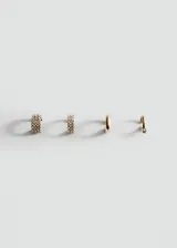Set de aros dorados compuesto por cuatro piezas: un aro tipo argolla con incrustaciones de cristales, un aro pequeño con un cristal central, un ear cuff texturizado y un ear cuff liso.