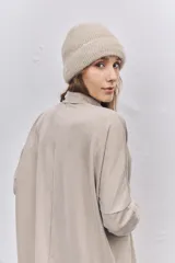 Vestido corto de punto acanalado en color beige, con cuello polo y cierre frontal de botones, de manga larga y corte holgado.