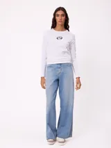 Remera de manga larga Rusty, color blanco, con cuello redondo y logo de la marca estampado en el centro del pecho.