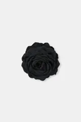 Pinza para el pelo con flor grande en relieve, color negro.