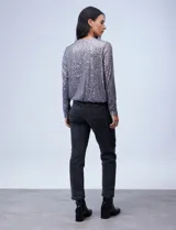 Blusa de fiesta color borgoña, marca Ninety, confeccionada en microtul bordado con lentejuelas. Tiene escote en V cruzado, ruedo elastizado y forro interno a tono.